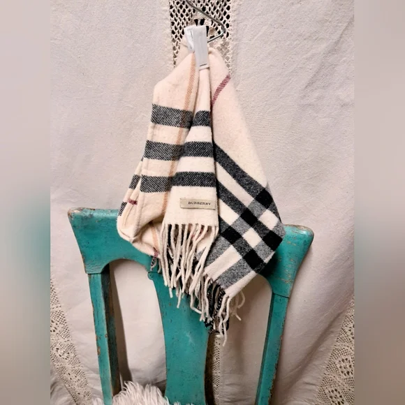 Burberry Checked Cashmere Snood OS - Picture 6 of 6